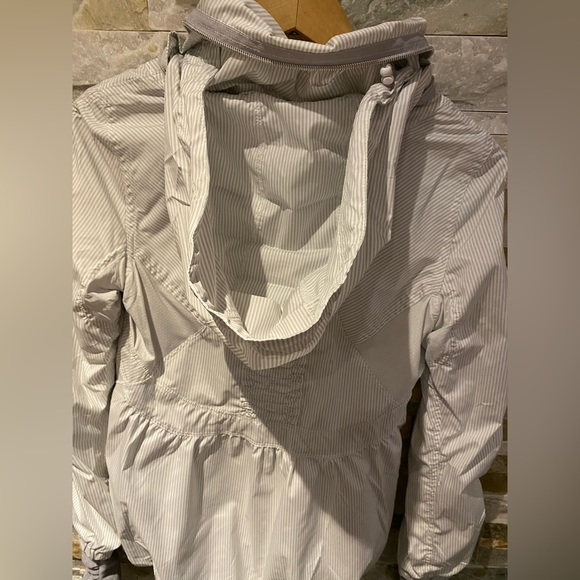 Lululemon Run Jacket - White, Lined with hood and a ton of pockets - size 8 - Picture 4 of 15